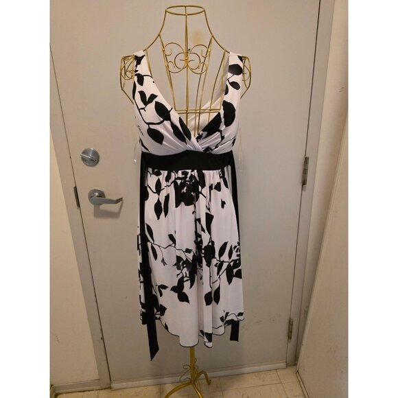 Speechless Black and White Floral Print Women's Dress Medium Sleeveless V-Neck - Picture 2 of 16